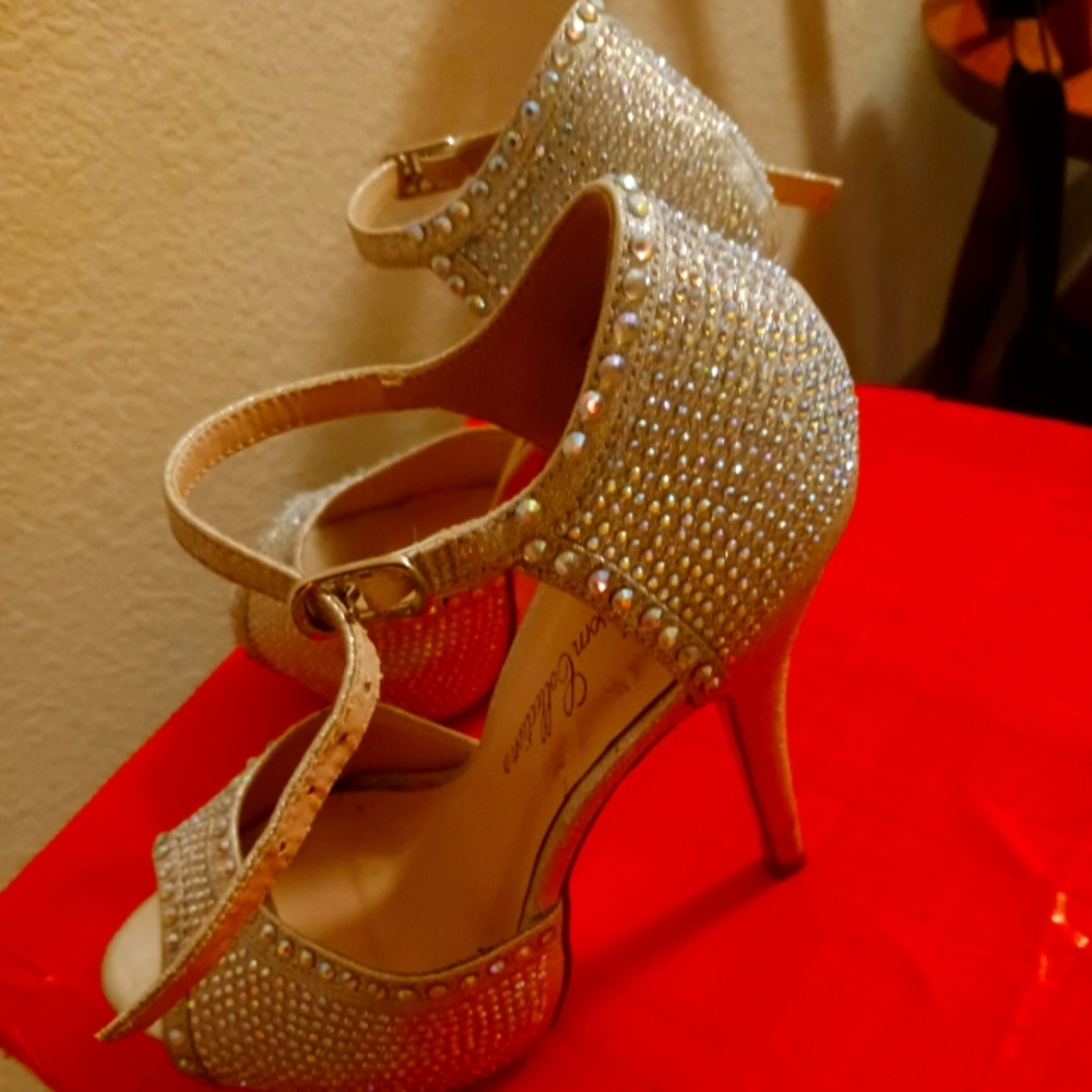 De Blossum Collection size 5.5 silver stilettos